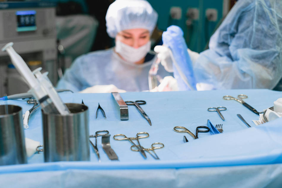 Surgical instruments in an operating theatre